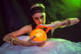 Încercând să-şi afle viitorul, banii unei tinere din Piteşti au fost transformaţi în ziare de două "vrăjitoare"