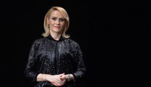 Primarul General al Capitalei pe o scenă, la o ceremonie