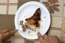 Român din Italia băgat în puşcărie pentru o friptură. Nemâncat de 3 zile, disperat, a întrat în bucătăria unui hotel