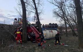 O cisternă cu 20 de tone de sodă caustică s-a răsturnat la ieșire din Huși. Şoferul încarcerat, intervin forţe numeroase de salvare
