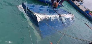 Şalupă cu o tonă de droguri, găsită răsturnată la Sulina