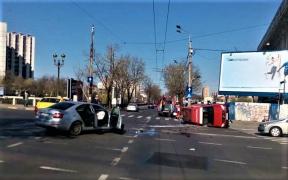 Ambulanţă SMURD cu pacient spulberată într-o intersecţie din Bucureşti, răsturnată şi aruncată în stâlp