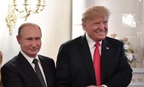 Donald Trump și Vladimir Putin zâmbesc în fața presei