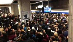 Haos la metrou. Circulaţia trenurilor, blocată pe magistrala M2