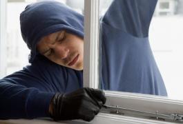 Un hoţ din Vaslui a dat o spargere, apoi a pus prada înapoi fără să-l vadă nimeni, cu poliţiştii de faţă