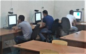 Bulversat de întrebările pentru permisul auto, un tânăr din Caraş şi-a sunat un prieten în timpul examenului