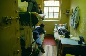 Tânăr de 31 de ani, reţinut pentru tentativă de omor, găsit mort în celulă