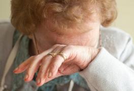 Părinţi călcaţi în picioare de propriul fiu, la Perşinari. Bătrânii ceruseră disperaţi un ordin de protecţie