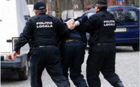 Poliţist din Adjud, atacat de un bărbat care a început să-l muşte