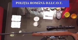 Percheziții în Dâmbovița și Constanța, la o grupare suspectată de trafic de droguri