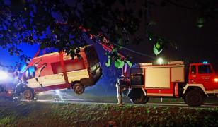 Un şofer român a fost găsit dormind dus în duba răsturnată în şanţ, în Germania