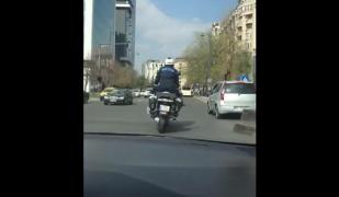 Poliţist motociclist fericit