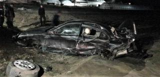 Jaguar făcut praf, găsit abandonat pe un câmp din Dâmboviţa. După ore de căutări, poliţiştii l-au găsit pe şoferul fugar