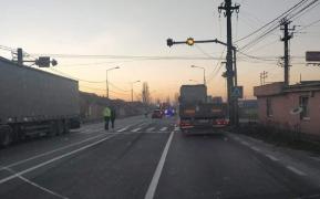 O femeie care traversa pe trecere a murit la Sântion, spulberată de o mașină la peste 20 de metri