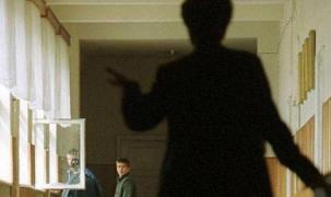 Elev bătut de profesoară în Focşani, chiar în faţa mamei: "Îl lovea cu pumnii în piept și repeta încontinuu: Vrei zece, mă? Ia zece!"