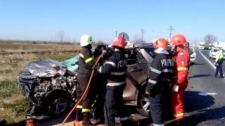 Land Rover Discovery, făcut praf de TIR între Pecica şi Nădlac. Un mort, traficul este blocat (Video)