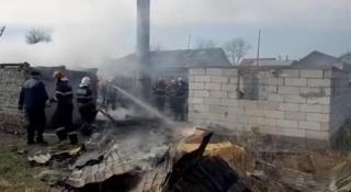 Un tânăr cu dizabilități a ars de viu la Roman, după ce o bucată de jar a căzut din sobă (Video)