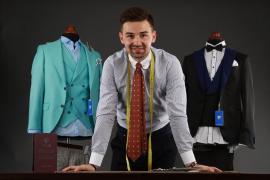 Vlad Tofan într-un atelier vestimentar