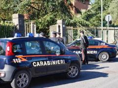 Trei români, care jefuiau case în Italia deghizați în carabinieri, prinși la Florența din cauza unui gest prostesc
