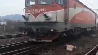 Tren de călători deraiat în Braşov. Primele imagini cu locomotiva ieşită de pe şine (Video)