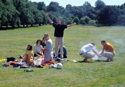 Zile libere de Paşte şi 1 Mai. Guvernul a decis că 30 aprilie e zi liberă pentru bugetari