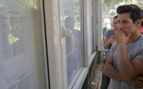 Elev consultă rezultatele la Bacalaureat