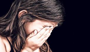 Fetiţă de 10 ani batjocorită