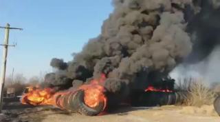 Cauciucuri incendiate la depozitul de anvelope din Galați