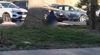Tânără româncă filmată în timp ce-şi face nevoile pe spaţiul verde, în Italia