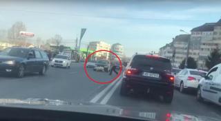 Un porc a provocat debandadă în trafic, la Alba Iulia, după ce a scăpat dintr-o remorcă la semafor (Video)