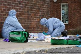 Criminaliști examinează locul atacului