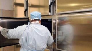 Oroare pentru o mamă româncă, în Italia. A cerut trupul bebeluşului mort, dar a primit un picior amputat