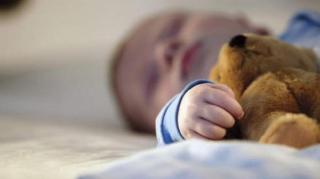 O mămică din Dâmboviţa şi-a găsit bebeluşul mort, în această dimineaţă. Copilaşul a avut colici toată noaptea