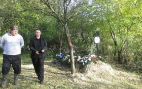 Femeie îngropată în spatele casei, în Sălaj, după ce rudele s-ar fi certat cu preotul pentru taxa de înmormântare