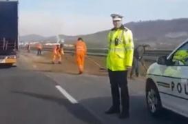Dorel a uitat să închidă bena camionului încărcat cu pământ şi a făcut prăpăd pe autostrada Sibiu - Sebeș (Video)