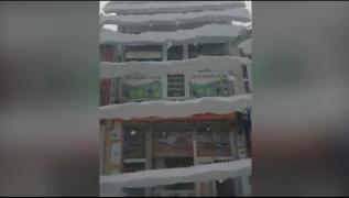 Căderea de zăpadă a avariat uşor o maşină parcată în faţa clădirii