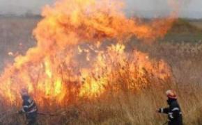 Casă mistuită în urma unui incendiu de vegetaţie în Prahova. Alte 10 locuinţe în pericol