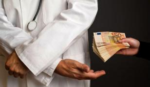 Medicii reţinuţi pentru şpagă, în Neamţ, aveau salarii de 4000 de euro pe lună