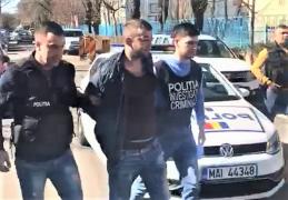 Un tânăr i-a luat bastonul unei femei, paznic la un supermaket din Timişoara, şi a bătut-o cu el până a lăsat-o lată (Video)