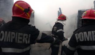 Incendiu şi pericol de explozie cu azot la o fermă de porci din Slobozia, Argeş