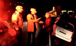 Şofer de 74 de ani din Sibiu prins de două ori în aceeaşi zi beat la volan, a doua oară face accident (Video)