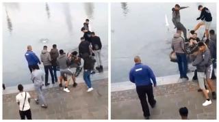 Tânăr lovit fără milă de 10 imigranţi, într-un parc din Anglia, de faţă cu un paznic