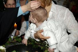 Anunţul Mitropoliei pentru botezul copiilor în diasporă: Părinţii şi naşii obligatoriu cununaţi religios, sau dispensă episcopală