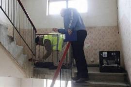 Un botoşănean a murit după ce a căzut printre balustrade, de la etajul 3. Încerca să ajungă acasă, dar a greşit scara