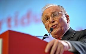 Ion Iliescu ține un discurs