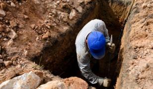 Gropar din Cristeşti, Iaşi, mort după înmormântare în timp ce săpa o groapă