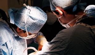 Medicii din Târgu Mureş au replantat mâna unui bărbat din Cugir