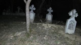 Şapte tineri au ademenit şi batjocorit o fată de 14 ani într-un cimitir din Bihor. Şase dintre ei au fost lăsaţi liberi