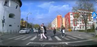 Pietoni pe zebră, aproape spulberaţi de ambulanța care trece pe roşu, fără sirena pornită (Video)
