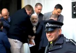 Julian Assange, arestat la Londra. Primele imagini cu fondatorul WikiLeaks scos de poliţişti din Ambasada Ecuadorului  (Video)